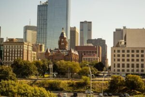 Tesla invierte $25,000M en Texas: impacto en mercado inmobiliario