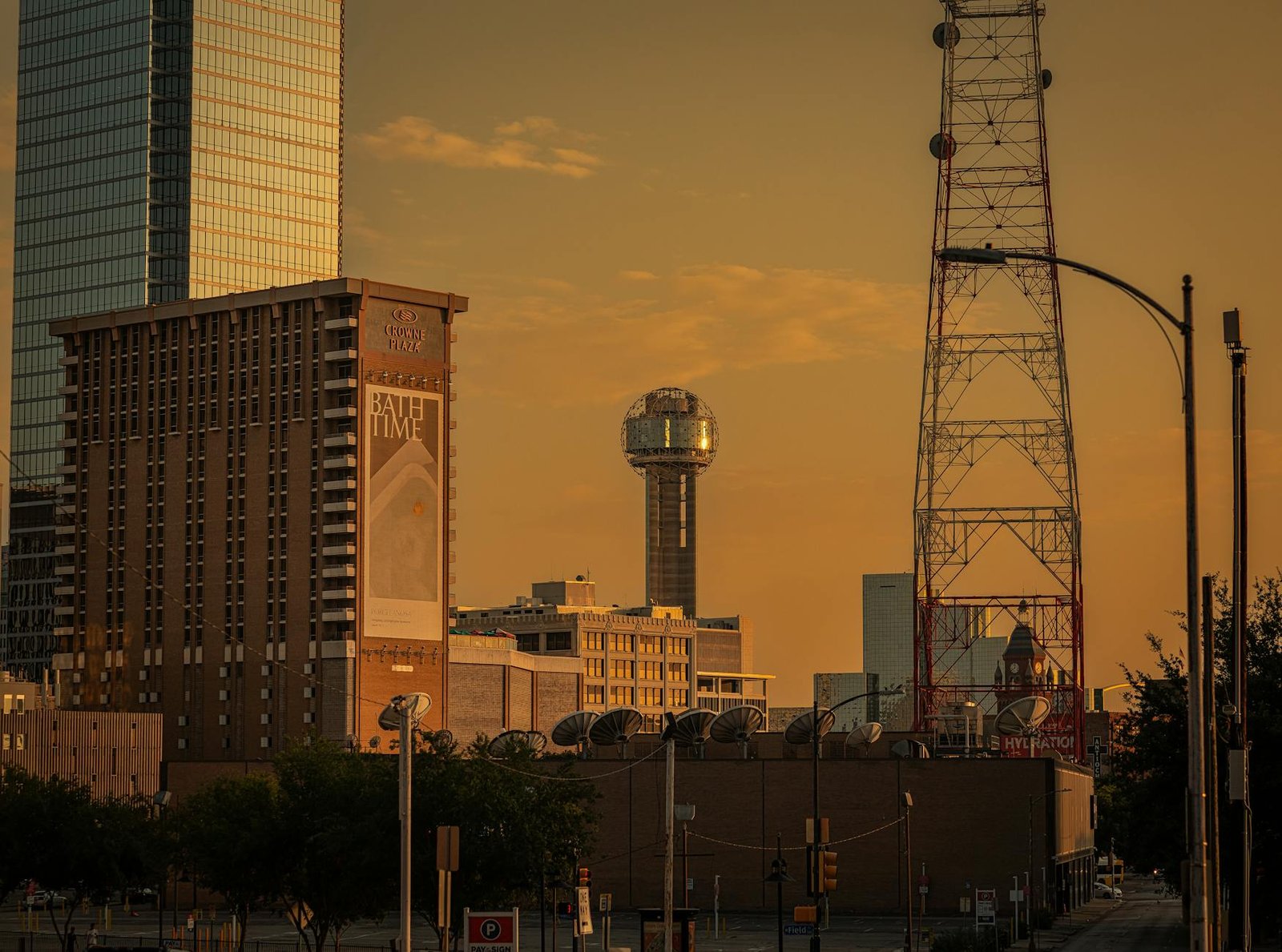 A stunning sunset view of Dallas showcasing Reunion Tower and urban architecture.